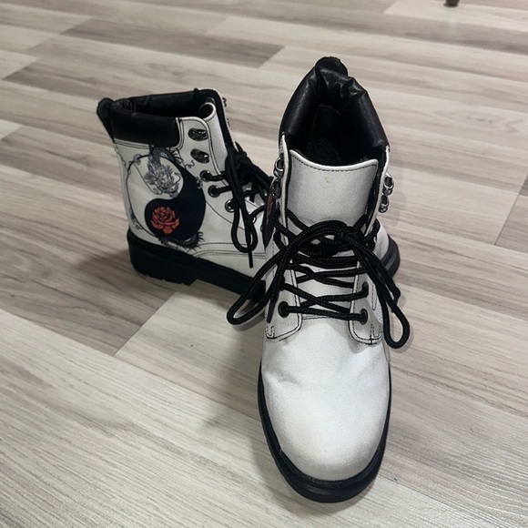 RAAD Women's White Suede Yin Yang Dragon Boots Sz 7.5 - Picture 1 of 11